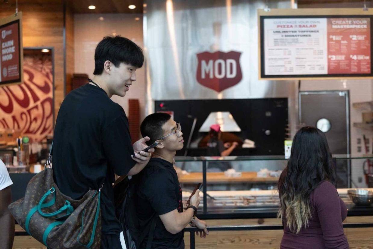 梦幻联动!杨瀚森现身WTT 现场观看王楚钦比赛